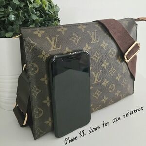 Authentic LOUIS VUITTON LV Tablet Monogram Pochette Crossbody Clutch Wallet‎